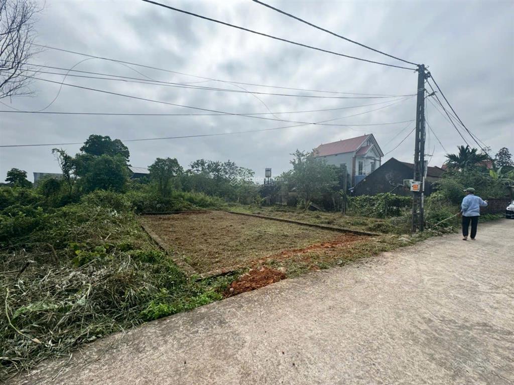 Đất mặt sân bóng đường ô tô tránh mặt tiền rộng giá 1.85 tỷ