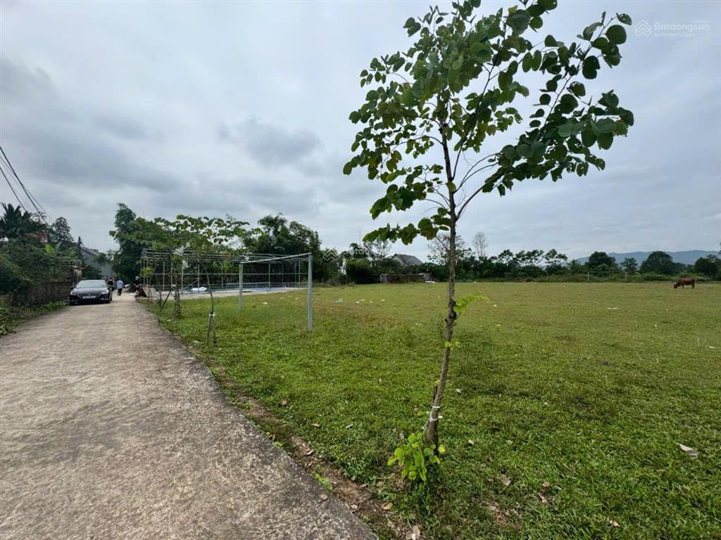 Đất mặt sân bóng đường ô tô tránh mặt tiền rộng giá 1.85 tỷ