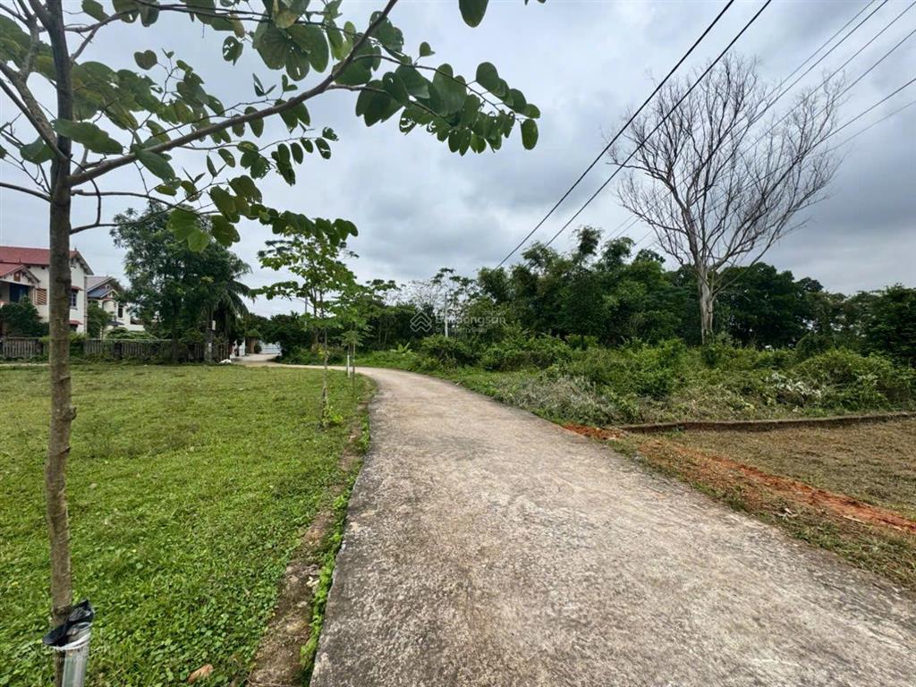 Đất mặt sân bóng đường ô tô tránh mặt tiền rộng giá 1.85 tỷ