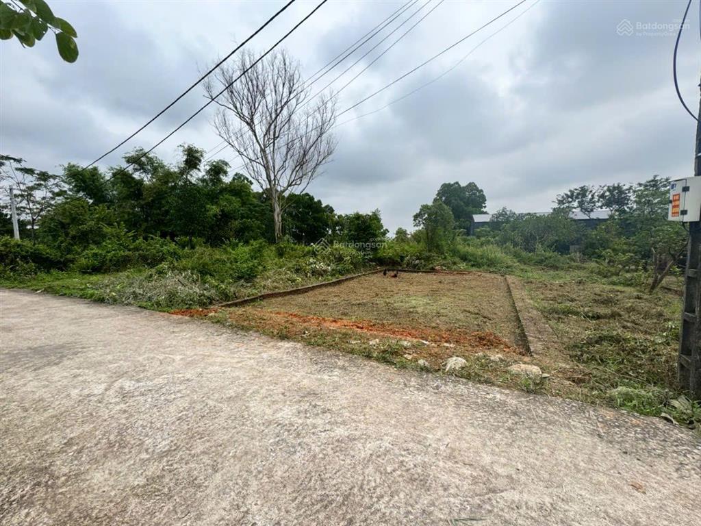 Đất mặt sân bóng đường ô tô tránh mặt tiền rộng giá 1.85 tỷ