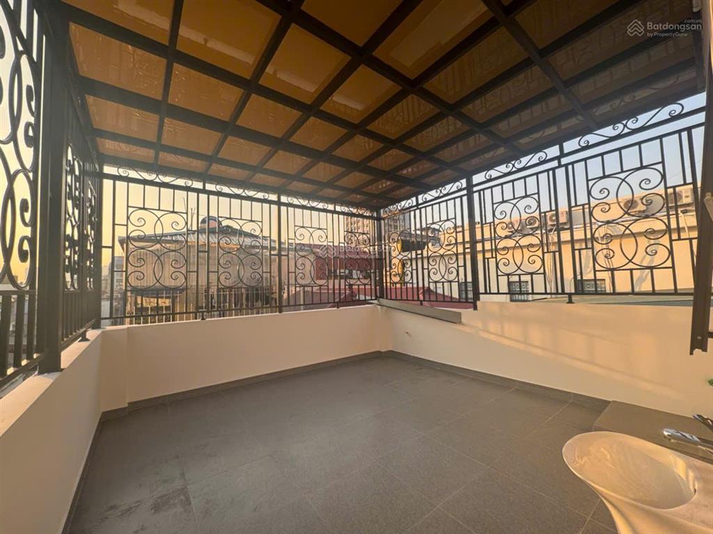 Giảm sốc 2 tỷ, bán gấp nhà hồ tùng mậu 50m 7t thang máy, mặt ngõ ô tô,cách phố đúng 10m.chỉ 17 tỷ