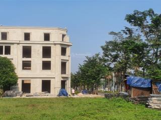 Cực vip! lô góc 2 mặt đường lớn hướng đông nam sát vườn hoa giá hời