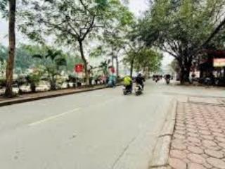 Mặt phố sầm uất  vỉa hè hai bên  ô tô dừng đỗ ngày đêm