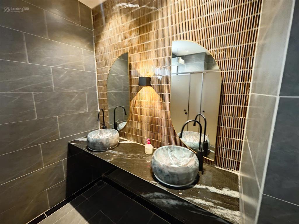 Chủ đầu tư vp hạng b dt lớn 100  600m2 tại building 36 bùi thị xuân q1, giá cực tốt