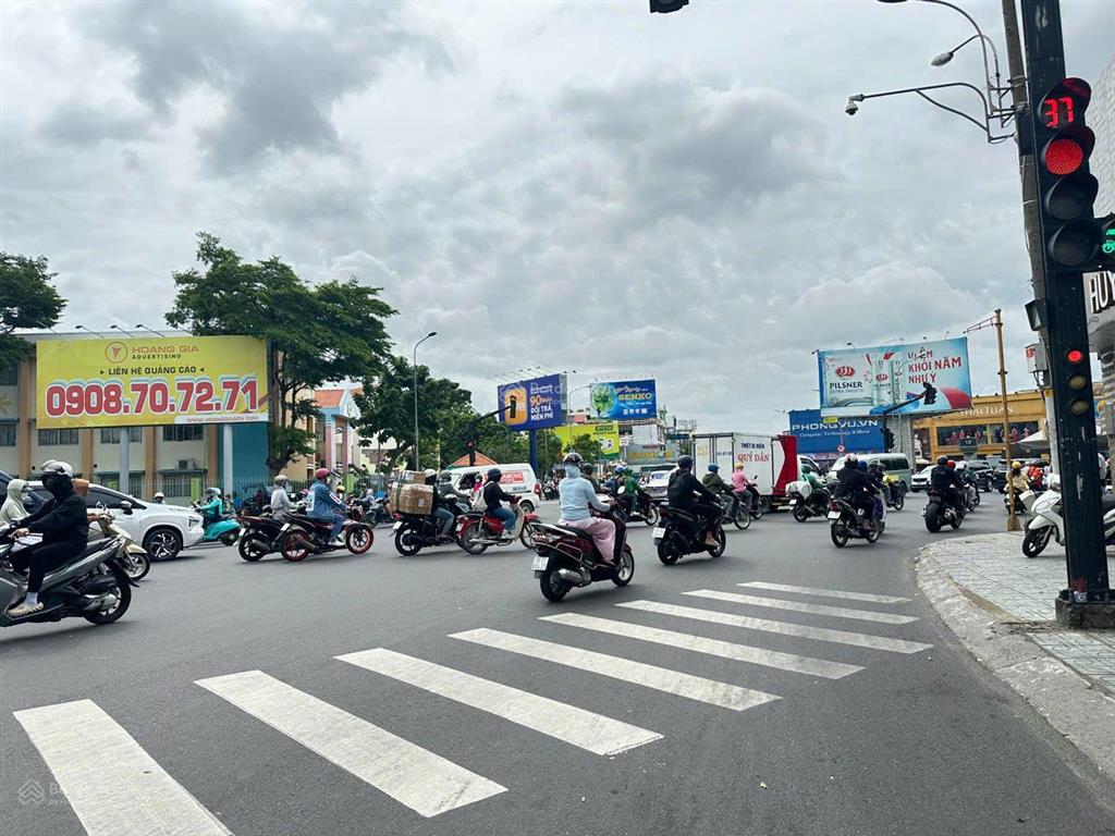 Mt phan văn trị ngay sát ngã 4 dt 4.2 x 18m kết cấu 4 tầng giá chỉ có 15tỷ