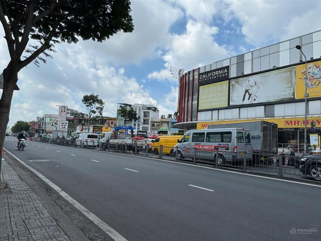 Mt phan văn trị ngay sát ngã 4 dt 4.2 x 18m kết cấu 4 tầng giá chỉ có 15tỷ