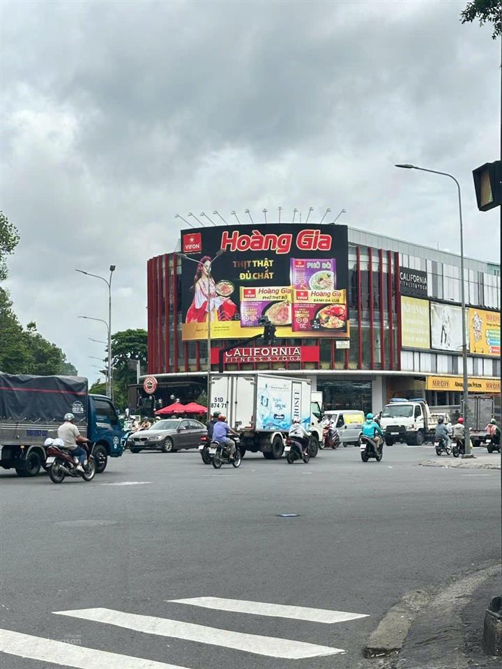 Mt phan văn trị ngay sát ngã 4 dt 4.2 x 18m kết cấu 4 tầng giá chỉ có 15tỷ