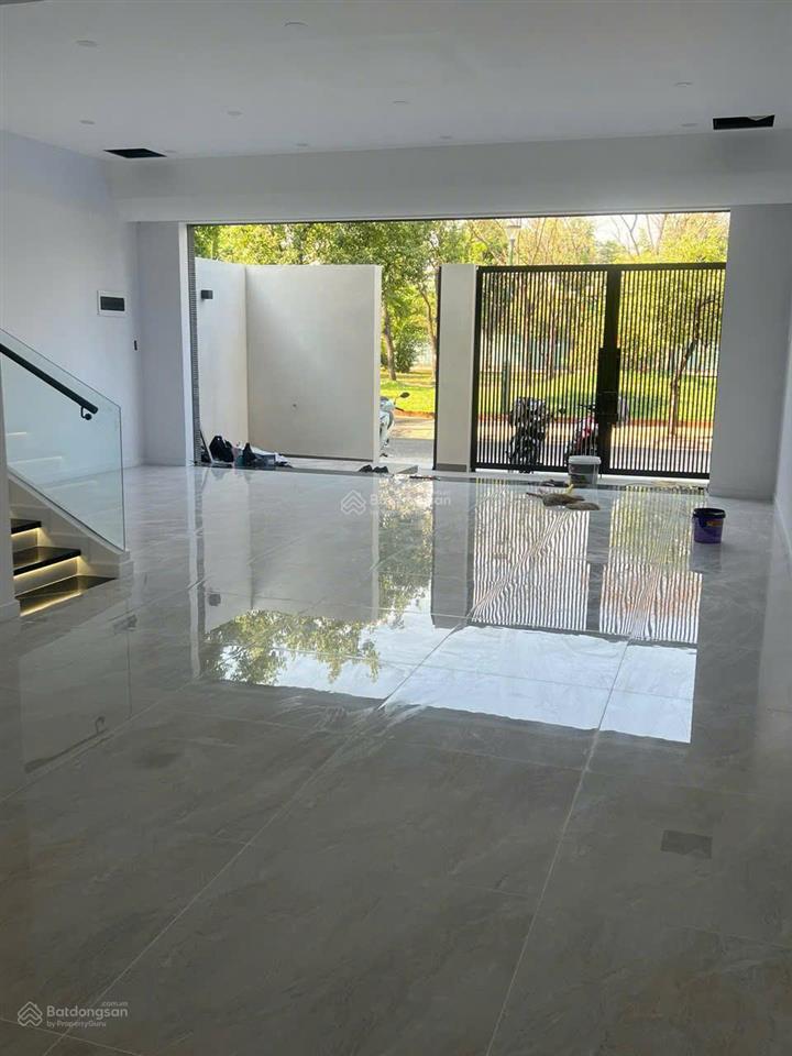 Bán gấp biệt thự 21 tỷ, 126m2 đầy đủ nội thất kdc ven sông sadeco, tân phong, q7