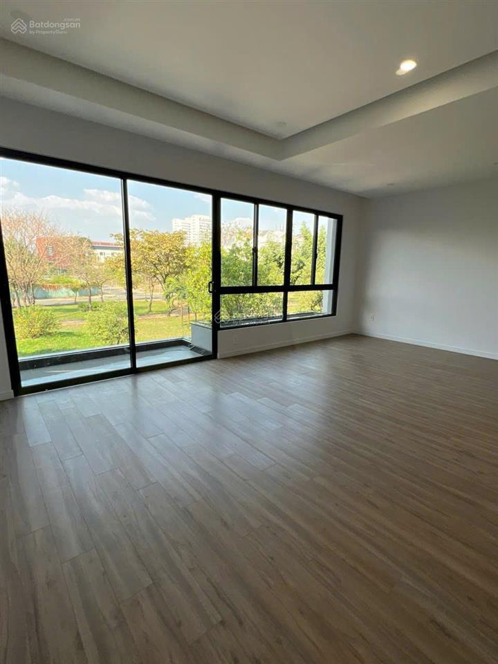 Bán gấp biệt thự 21 tỷ, 126m2 đầy đủ nội thất kdc ven sông sadeco, tân phong, q7