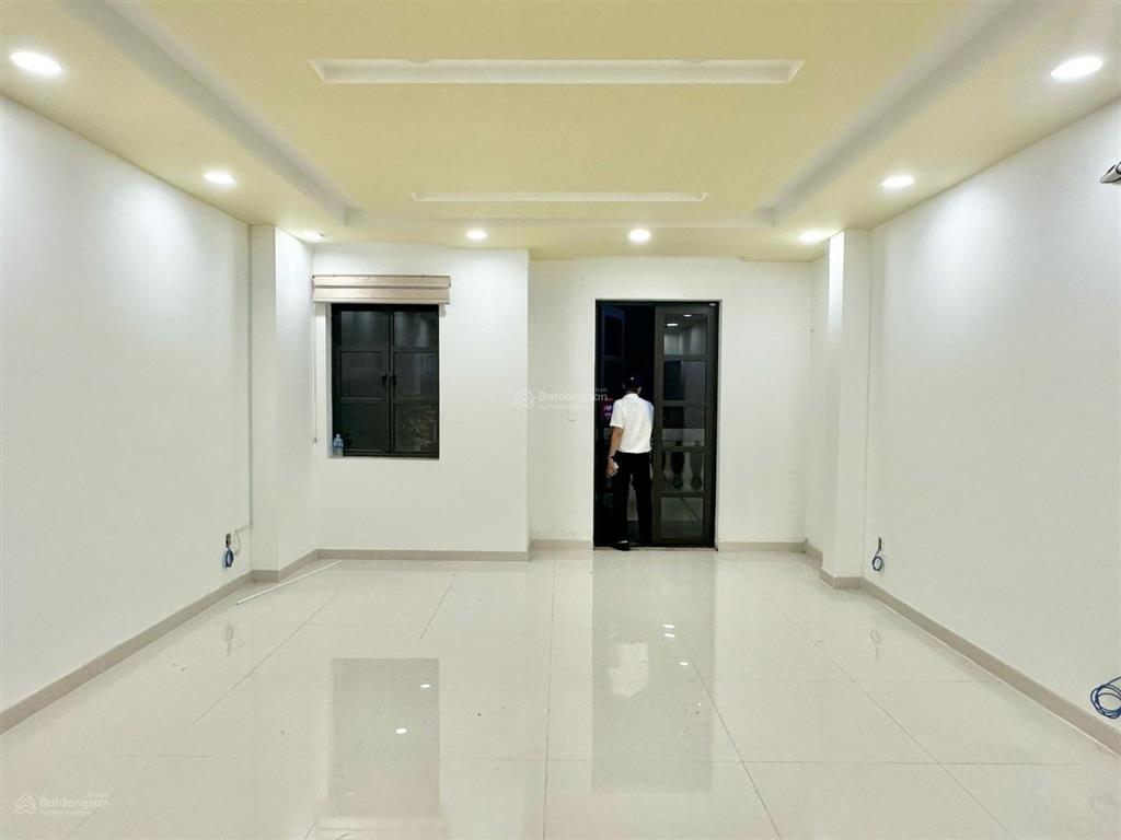 Mặt tiền phạm huy thông (4 x 20m) 1 lầu trống suốt = 25 triệu / tháng