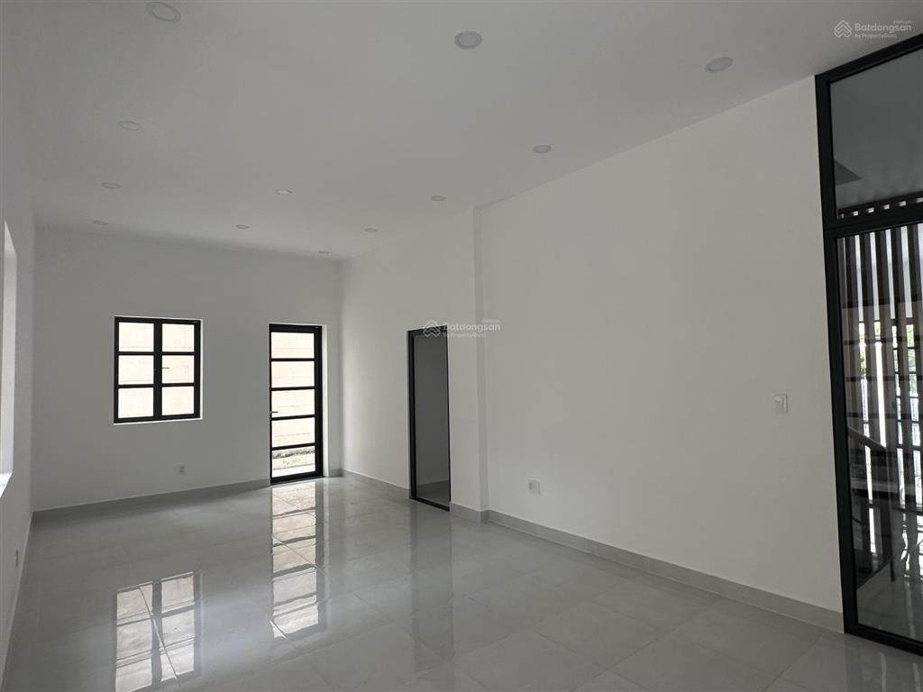 50 triệu/tháng! mặt tiền trần thị nghỉ 5x20m. kết cấu 1 trệt  4 lầu có thang máy