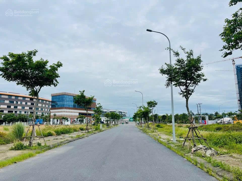 Giảm giá 500tr. bán gấp lô đất hiếm 2 mặt tiền đường 7,5m fpt city, đối diện toà ch fpt plaza 1.4&5