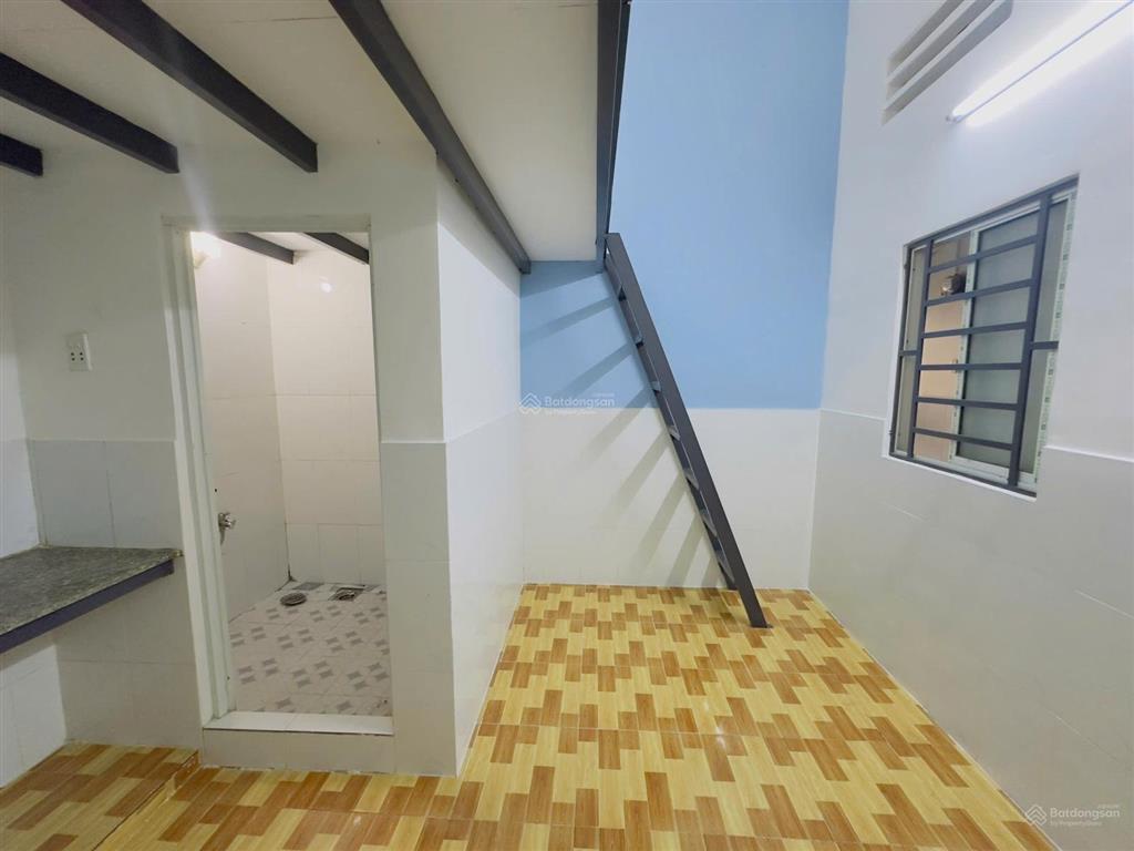 Phòng 20m2 có gác gần ngã 4 thủ đức, cd công thương, đg trần thị điệu