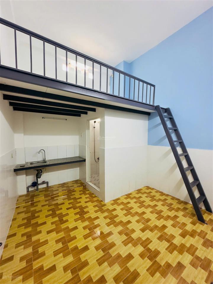 Phòng 20m2 có gác gần ngã 4 thủ đức, cd công thương, đg trần thị điệu