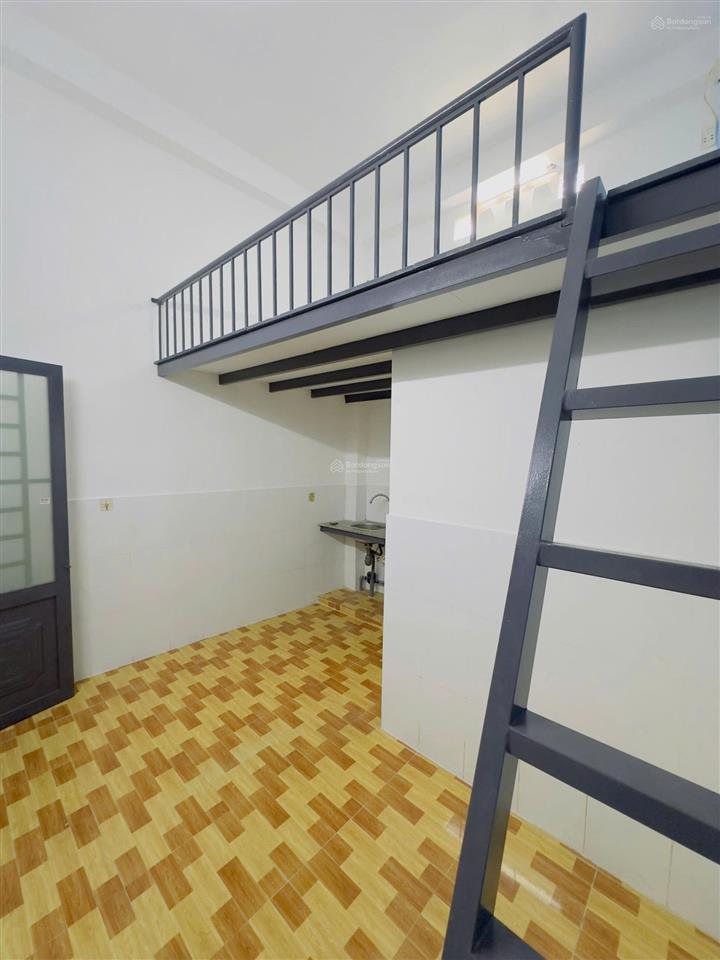 Phòng 20m2 có gác gần ngã 4 thủ đức, cd công thương, đg trần thị điệu