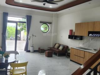 Nhà 2 tầng sẵn hồ bơi, có view hồ tôm dừa nước mát mẻ cực kỳ cuốn khách lưu trú.