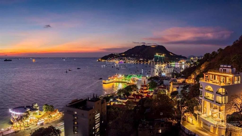 Bán căn góc hai mặt tiền phó đức chính vị trí đẹp hiện đang cho thuê 70tr/ tháng