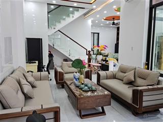 Biệt thự giữa trung tâm cần bán, phù hợp gia đình nhiều thành viên.