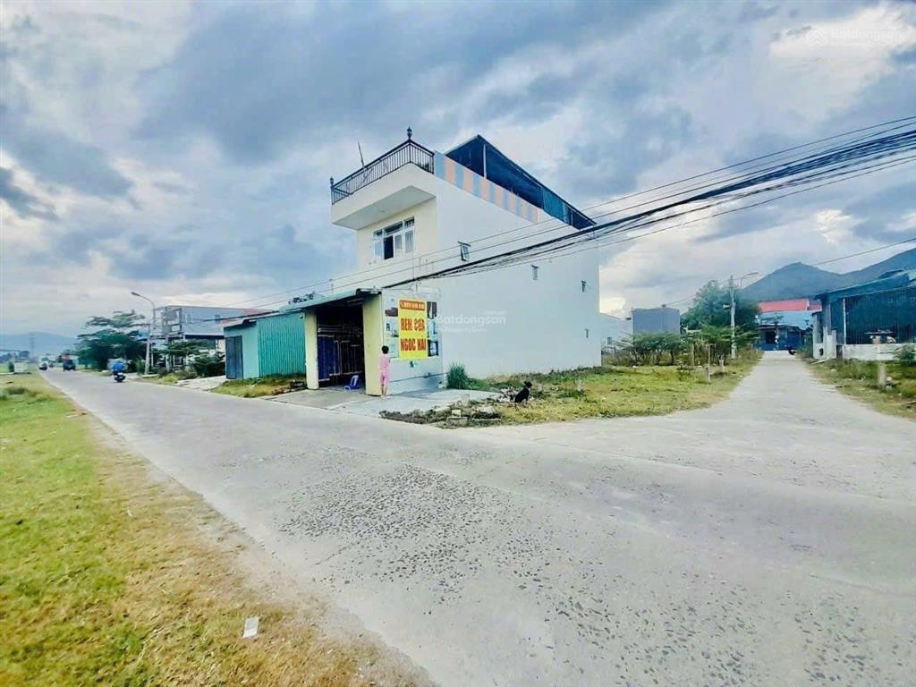 Từ vị trí đất cách đường liên xã chỉ 25m. cách chợ và uỷ ban chỉ 800m đường oto thông thoáng