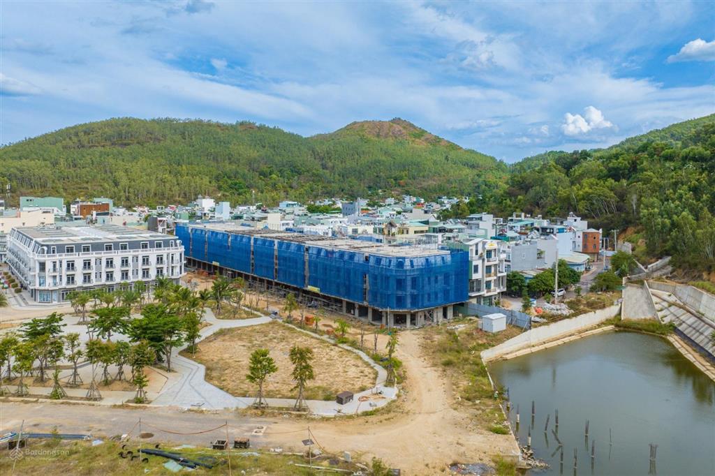 Nhà phố xây sẵn, đất nền cách biển 500m, sở hữu lâu dài, tiện ích đẳng cấp. pkd cdt 0906 147 ***