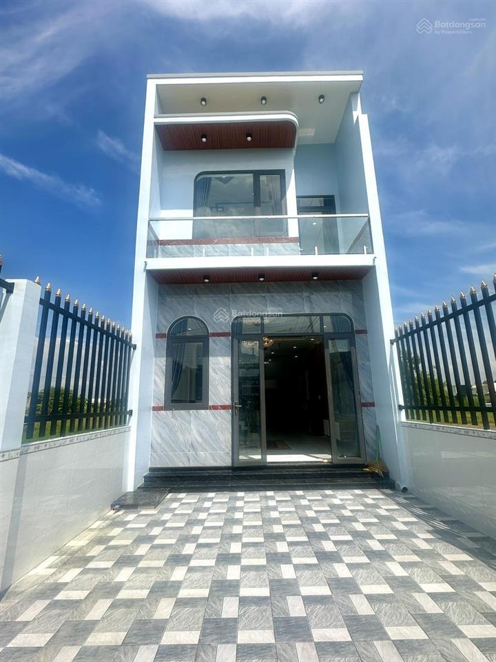 Bán nhà mới xây cách gần ngã 3 mỹ hạnh, shr, hỗ trợ bank,nhà 4 phòng
