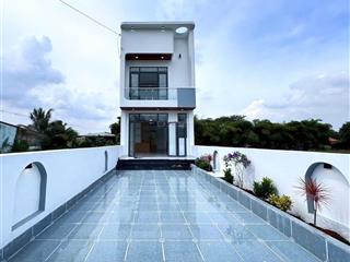 Bán nhà phố có sân vườn cực đẹp giá 2 tỷ 750 gần phòng công chứng mỹ hạnh. xã mỹ hạnh