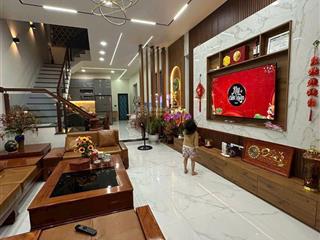 Bán nhà 2 mặt tiền còn rất mới và toàn bộ nội thất xịn sò