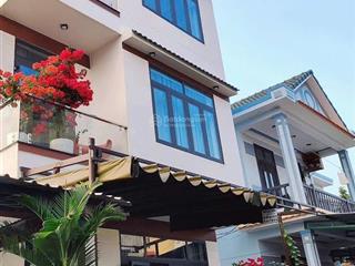 Căn nhà 3 tầng 4pn sát biển cửa đại, diện tích rộng rãi, có chỗ làm hồ bơi, gió biển mát rượi