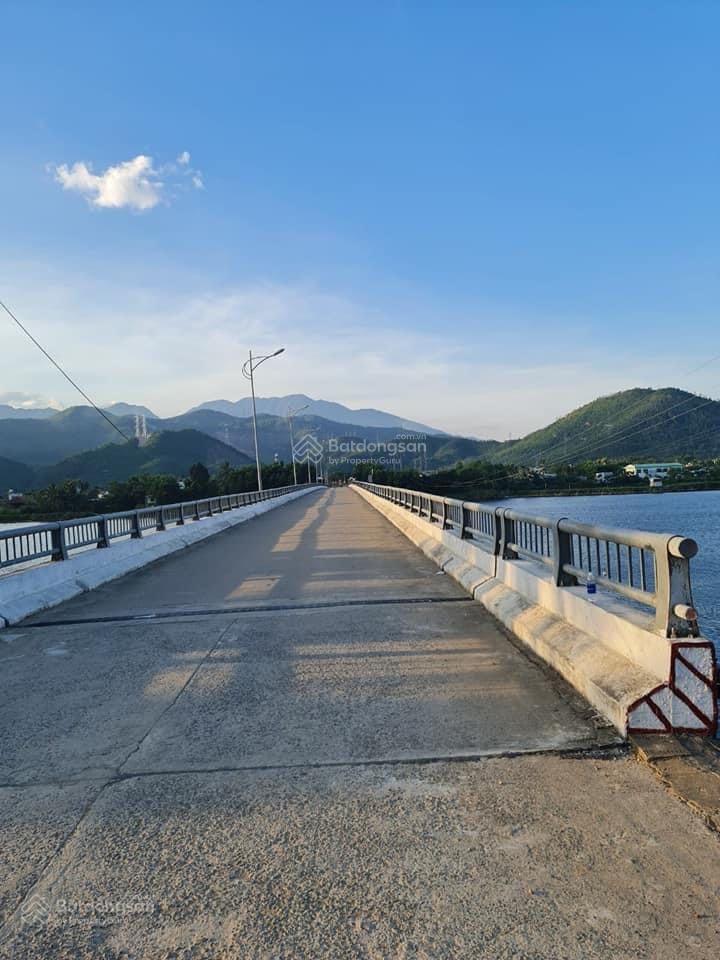 800m2 có hơn 300m2 đất ở ven sông thuộc thôn trường định  hoà liên giá chỉ 7.4 tỷ 0905 556 ***