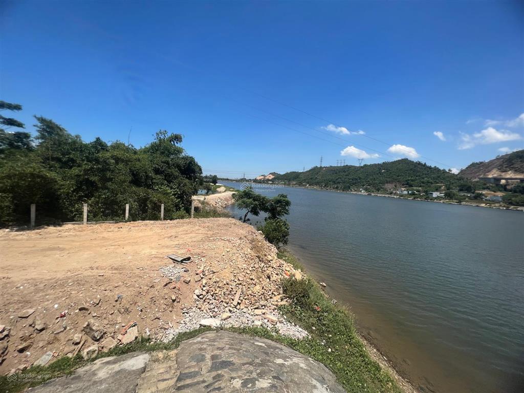 800m2 có hơn 300m2 đất ở ven sông thuộc thôn trường định  hoà liên giá chỉ 7.4 tỷ 0905 556 ***