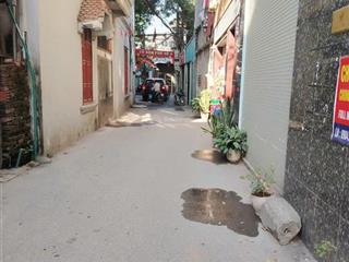 Cô em có căn nhà gần trường fpt, sát ngã tư đường trịnh văn bô  đường 70 cần bán.