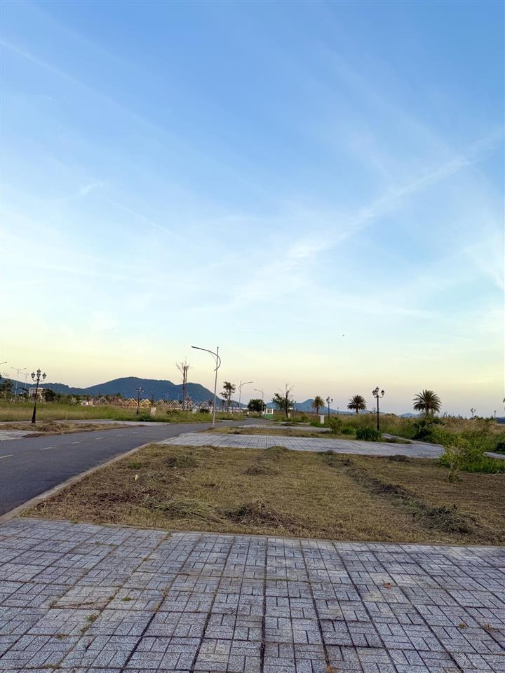 Còn duy nhất 01 nền biệt mặt biển khu f ( hà tiên venice) giá cđt.  0898 808 ***