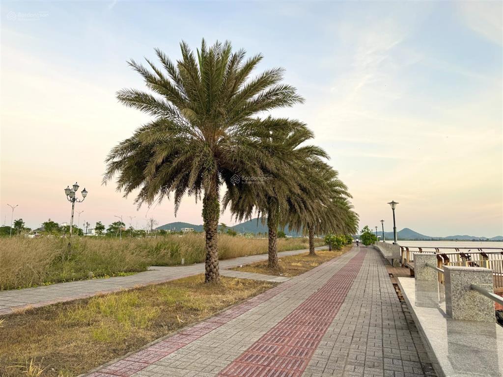 Còn duy nhất 01 nền biệt mặt biển khu f ( hà tiên venice) giá cđt.  0898 808 ***