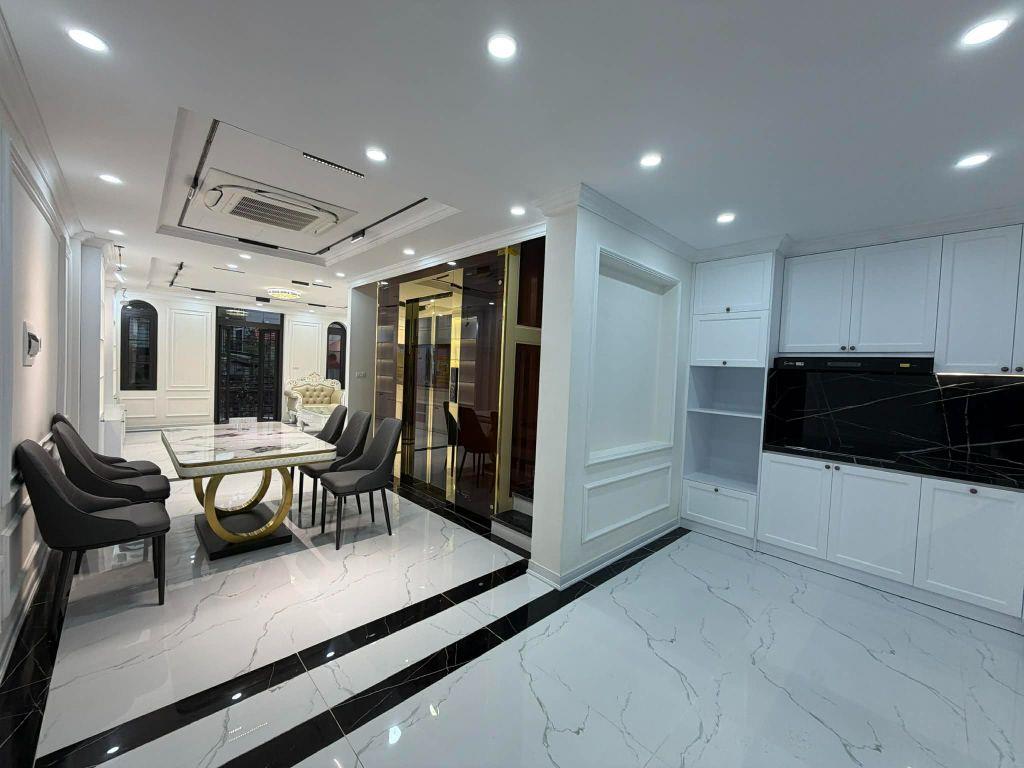 BÁN NHÀ PHÂN LÔ TÔ VĨNH DIỆN 60M x6T MT: 5,2M THANG MÁY GA RA Ô TÔ 