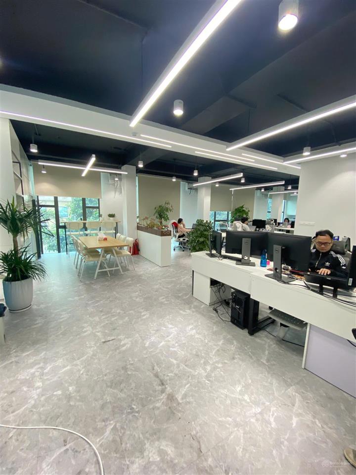 Bql cần cho thuê 160m2 tại mặt phố mễ trì giá 30 tr/th full dịch vụ. bàn giao ngay