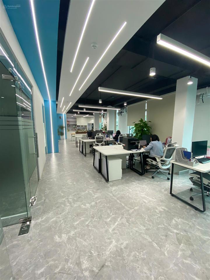 Bql cần cho thuê 160m2 tại mặt phố mễ trì giá 30 tr/th full dịch vụ. bàn giao ngay