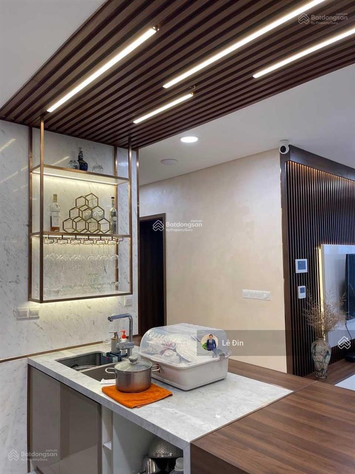 Chính chủ kẹt tiền bán gấp 2pn kingdom 101, quận 10, full nt giá tốt đầu tư, đã có sổ. 0989 723 ***