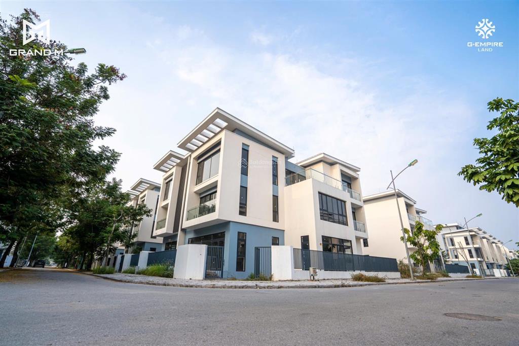 Cần bán lô góc hướng đông nam. gần công viên.  0983 983 ***