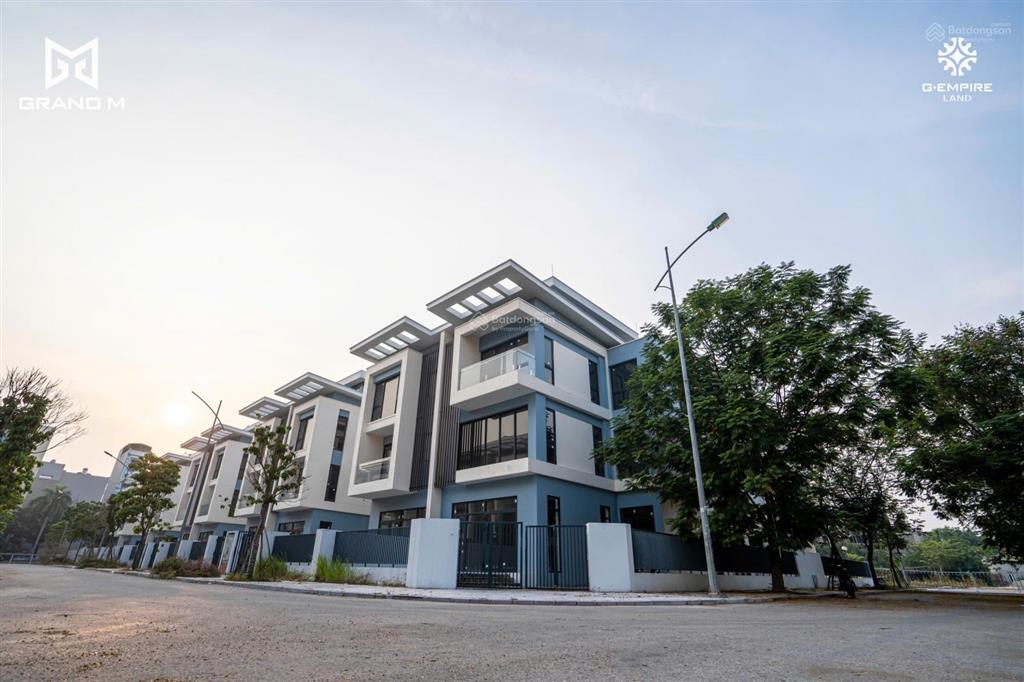 Cần bán lô góc hướng đông nam. gần công viên.  0983 983 ***