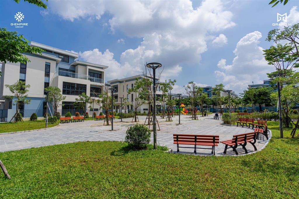 Cần bán lô góc hướng đông nam. gần công viên.  0983 983 ***