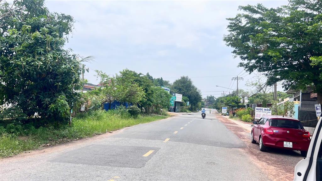 Đất mt ngã ba lăn xi, gần ql14 bến cát dt 10x78, thổ cư 300m2 giá 6.8 tỷ  0901 010 ***