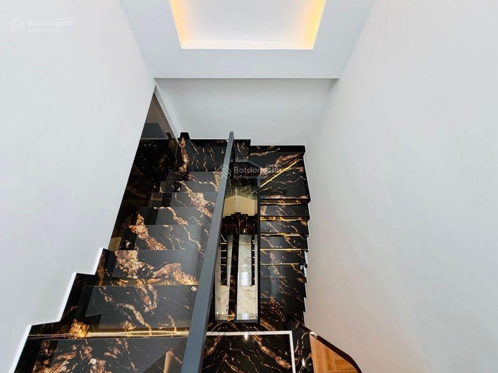 Mặt tiền kinh doanh gò vấp  3 tầng  100m2  4 pn, 4wc  sân thượng rộng thoáng  giáp tân bình