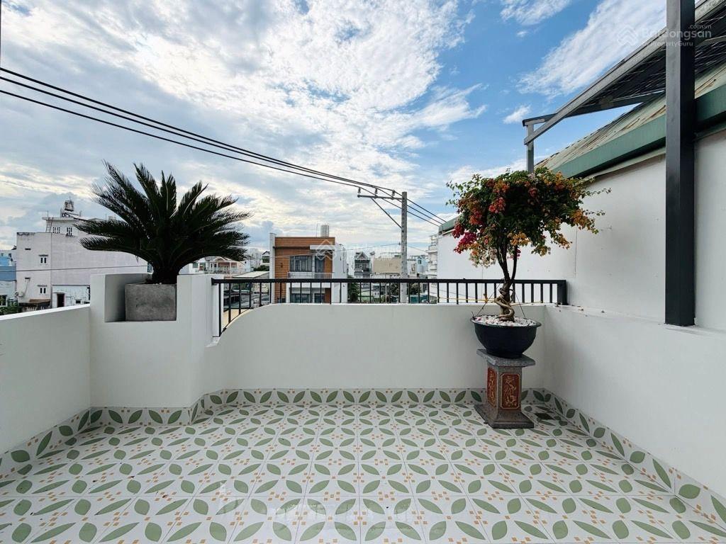 Mặt tiền kinh doanh gò vấp  3 tầng  100m2  4 pn, 4wc  sân thượng rộng thoáng  giáp tân bình