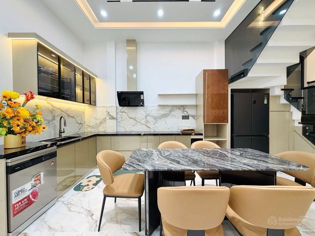 Mặt tiền kinh doanh gò vấp  3 tầng  100m2  4 pn, 4wc  sân thượng rộng thoáng  giáp tân bình