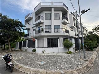 Chính chủ cho thuê gấp biêt thự góc 2 mt kế bên kdc làng đại học abc. giá 30r/th full ntcc 