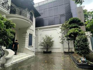 Cho thuê biệt thự sân vườn hàng bún 400m2 x 5t, mt 13m, giá 240tr, thang máy, mới đẹp hoành tráng