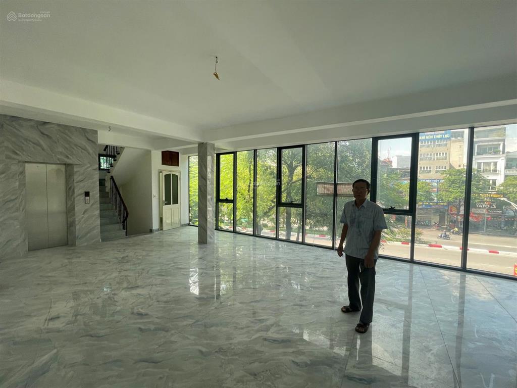 Cho thuê nhà mặt phố trần khát chân 60m2 x 5 tầng, thang máy, mt 10m, thông sàn, mới đẹp