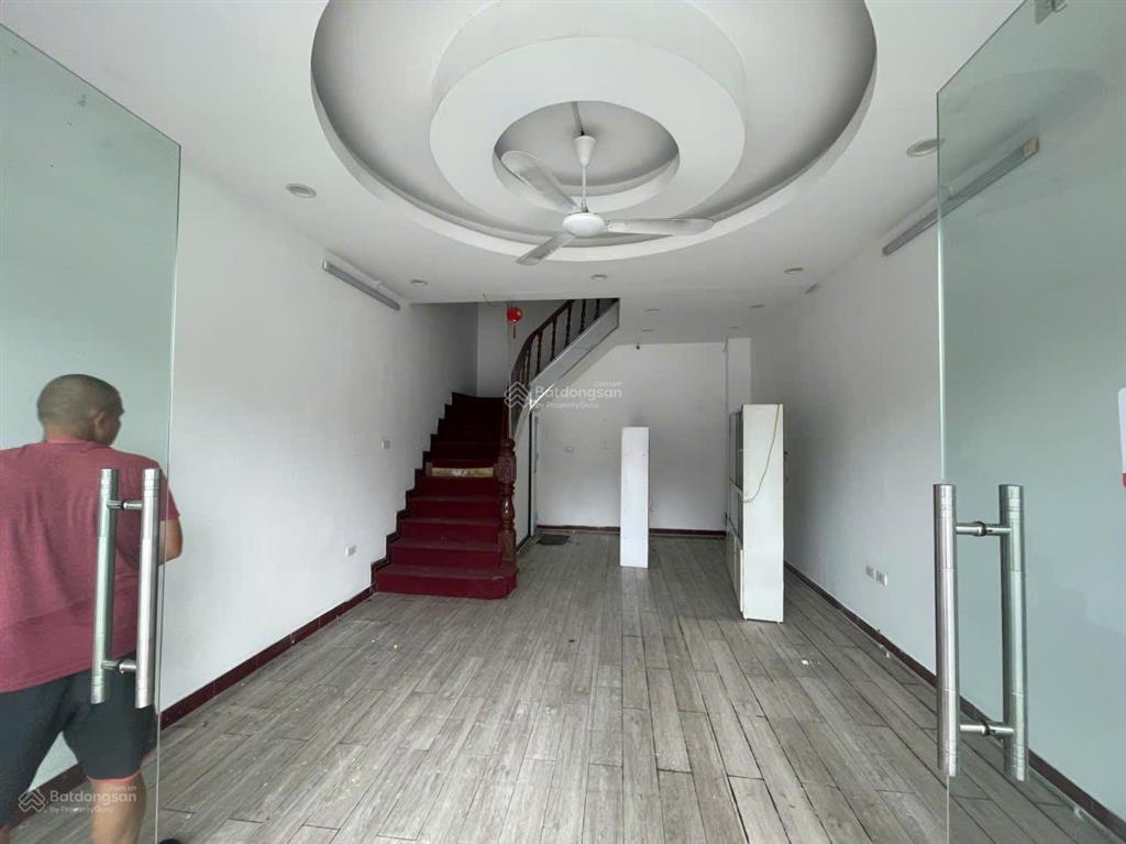 Cho thuê nhà mặt phố trần khát chân 40m2 x 5t, mt 5m, chỉ 26 triệu, nhà đẹp, làm mọi mô hình