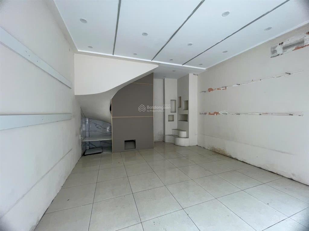 Cho thuê nhà mặt phố mai hắc đế 30m2 x 5 tầng, mặt tiền 5m, thông sàn