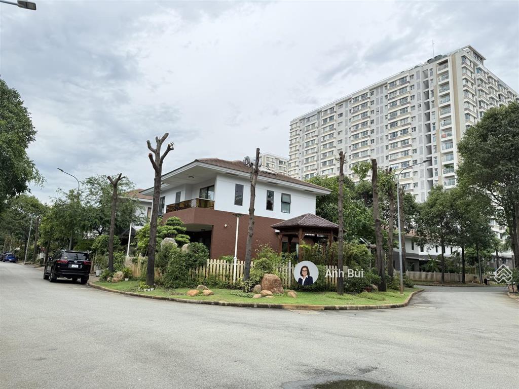 Bán gấp căn villa góc 3 mặt thoáng, ven sông rạch chiếc. sổ hồng riêng. hàng siêu hiếm